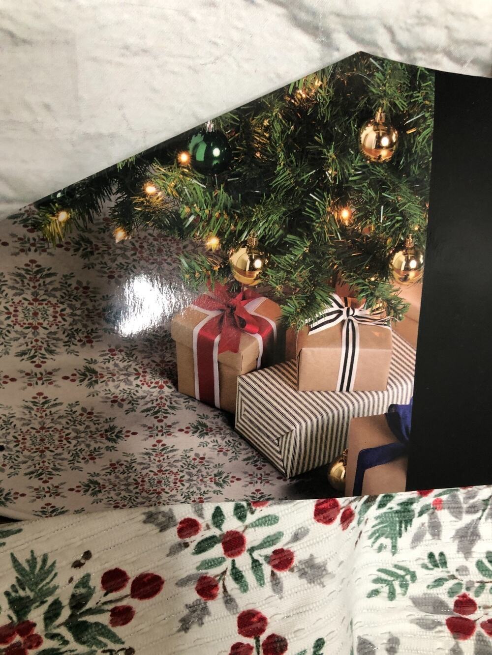 New Beautiful Ralph Lauren Christmas Holly Berries Tree Skirt 52” Round - New